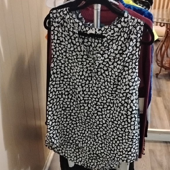Lila Rose Black and White Sleeveless Blouse - Picture 1 of 2
